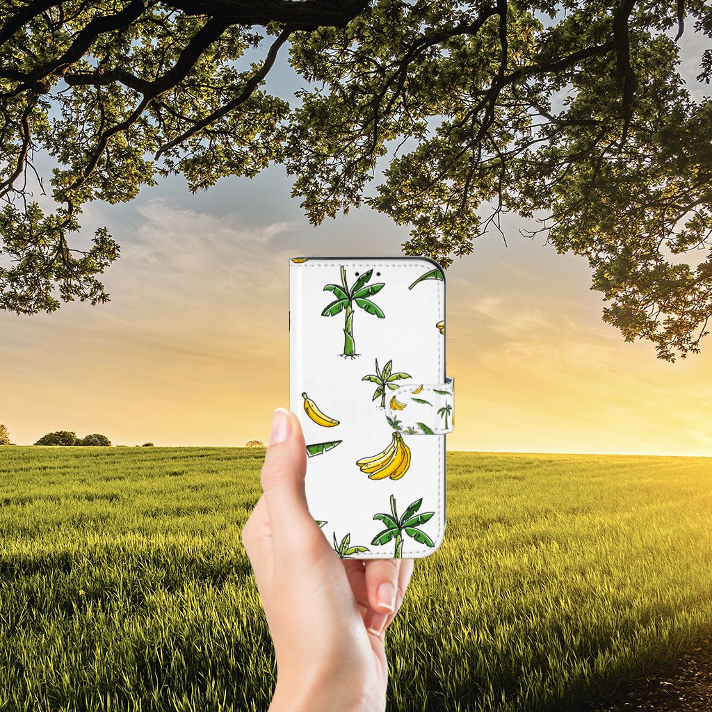 Apple iPhone 13 Hoesje Banana Tree met bananen en palmbomen in een landelijke omgeving 🍌🌴