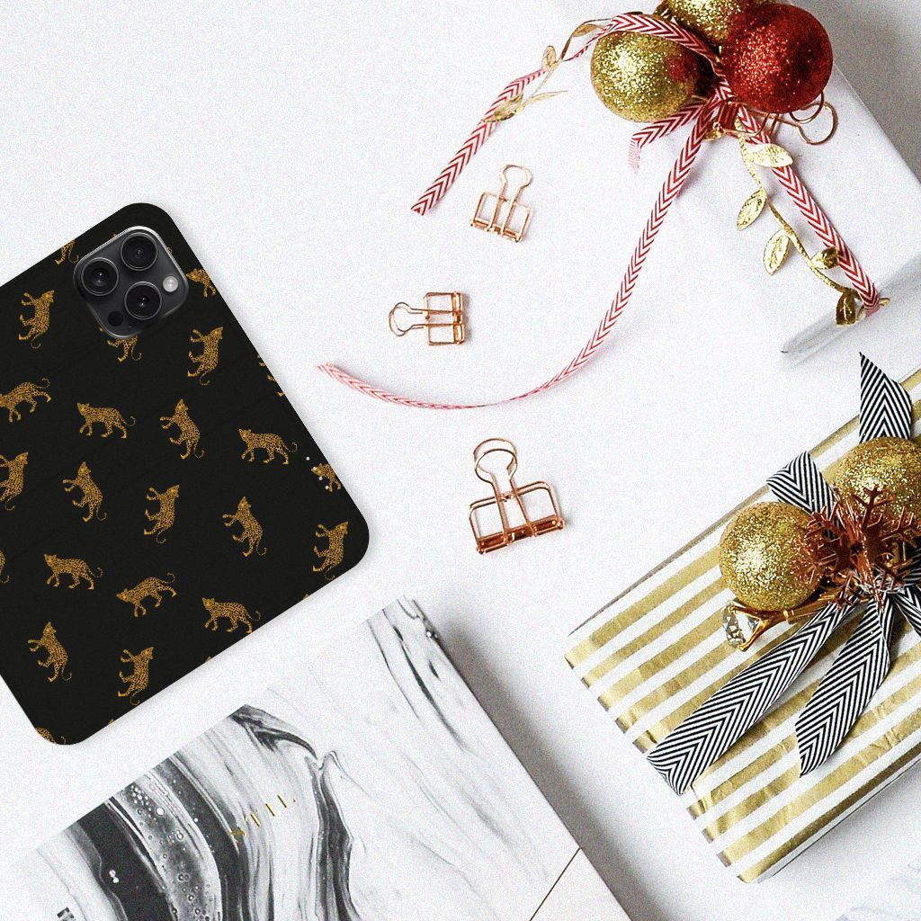Hoesje maken voor iPhone 15 Pro Leopards, trendy luipaardenprint hoesje op een stijlvolle tafel.