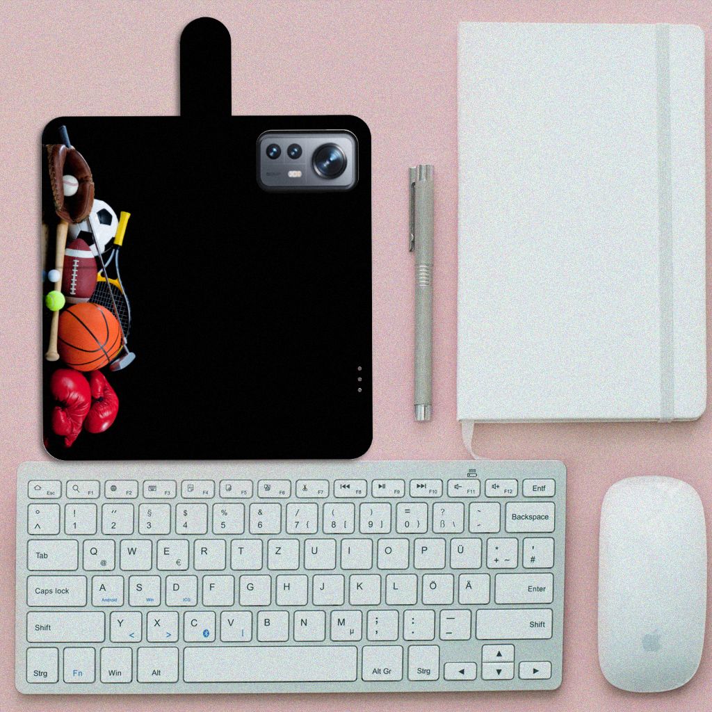 Xiaomi 12 Pro Wallet Case met Pasjes Sports met sportattributen en toetsenbord op bureau