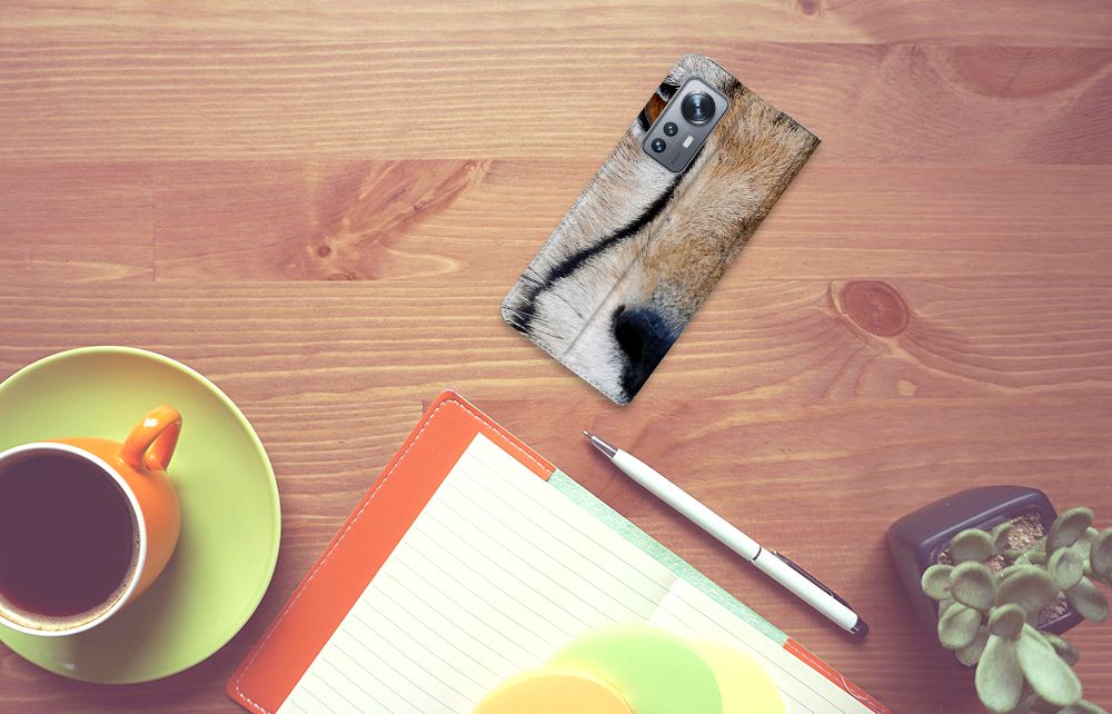 Xiaomi 12 | 12X Hoesje maken Cheetah design met cheetah print op een houten tafel met koffie en notitieboekje.