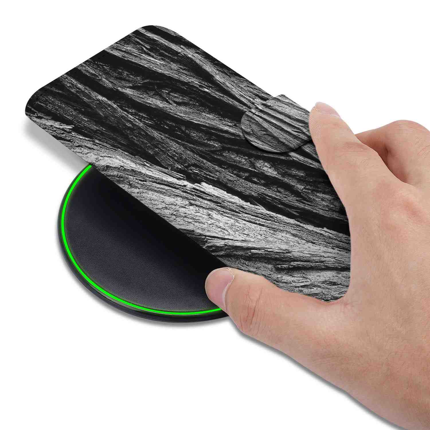 Book Style Case iPhone 16e Boomschors Grijs op een draadloze oplader met hand die het vastpakt.