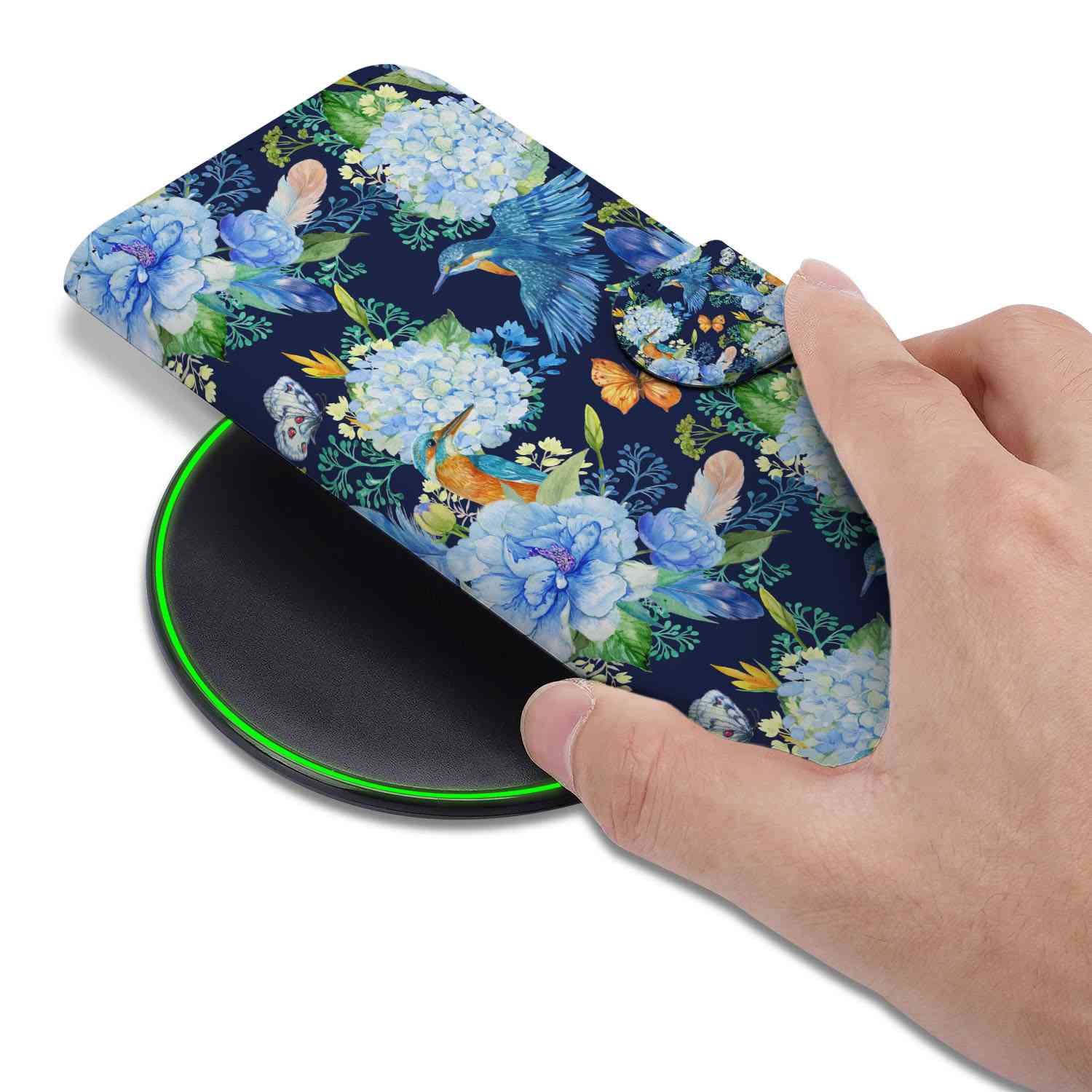Telefoonhoesje met Pasjes voor iPhone 16e IJsvogel gelegd op een draadloze oplader met bloemen en ijsvogel design.