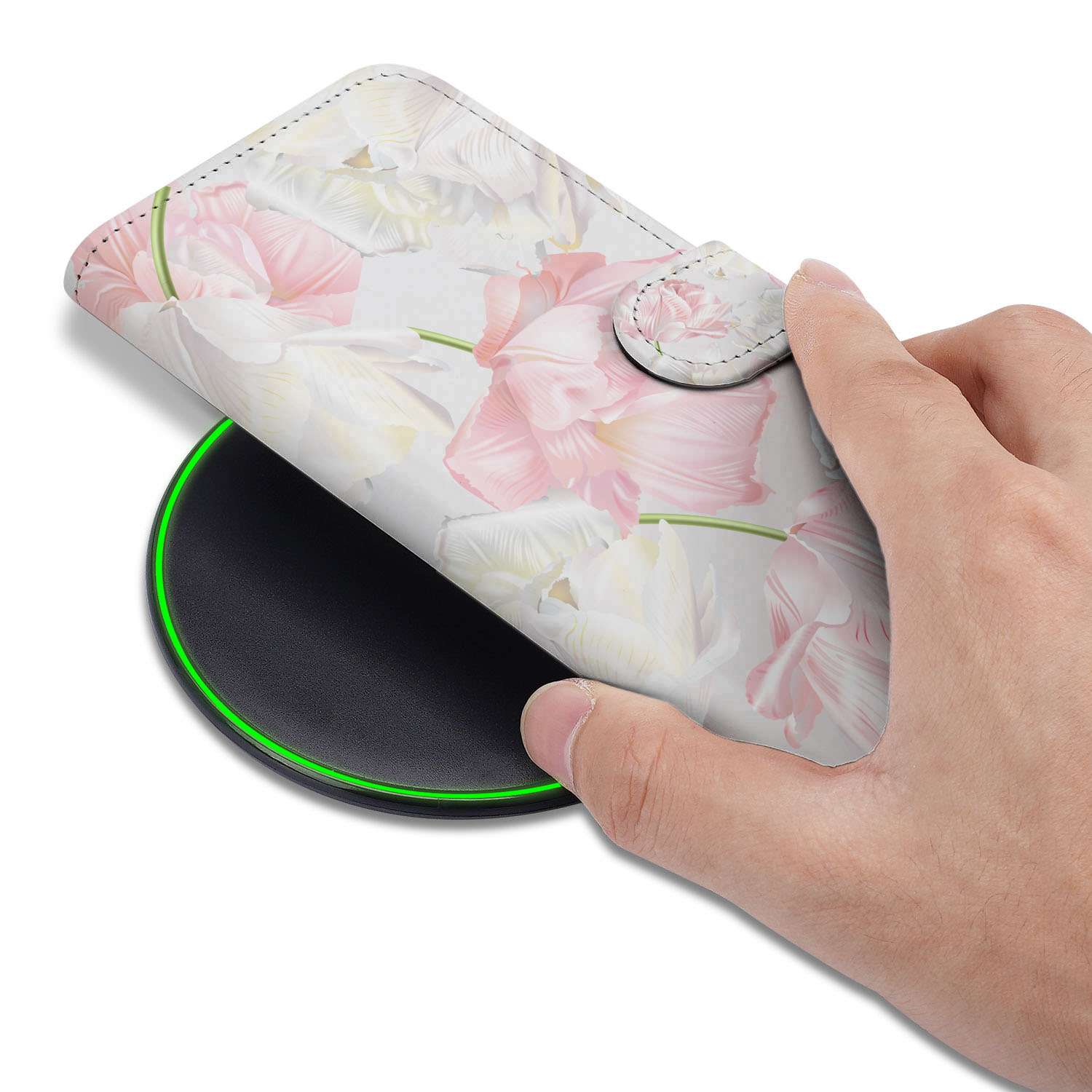 iPhone 16e Hoesje Lovely Flowers met een hand erop en een draadloze oplader eronder.