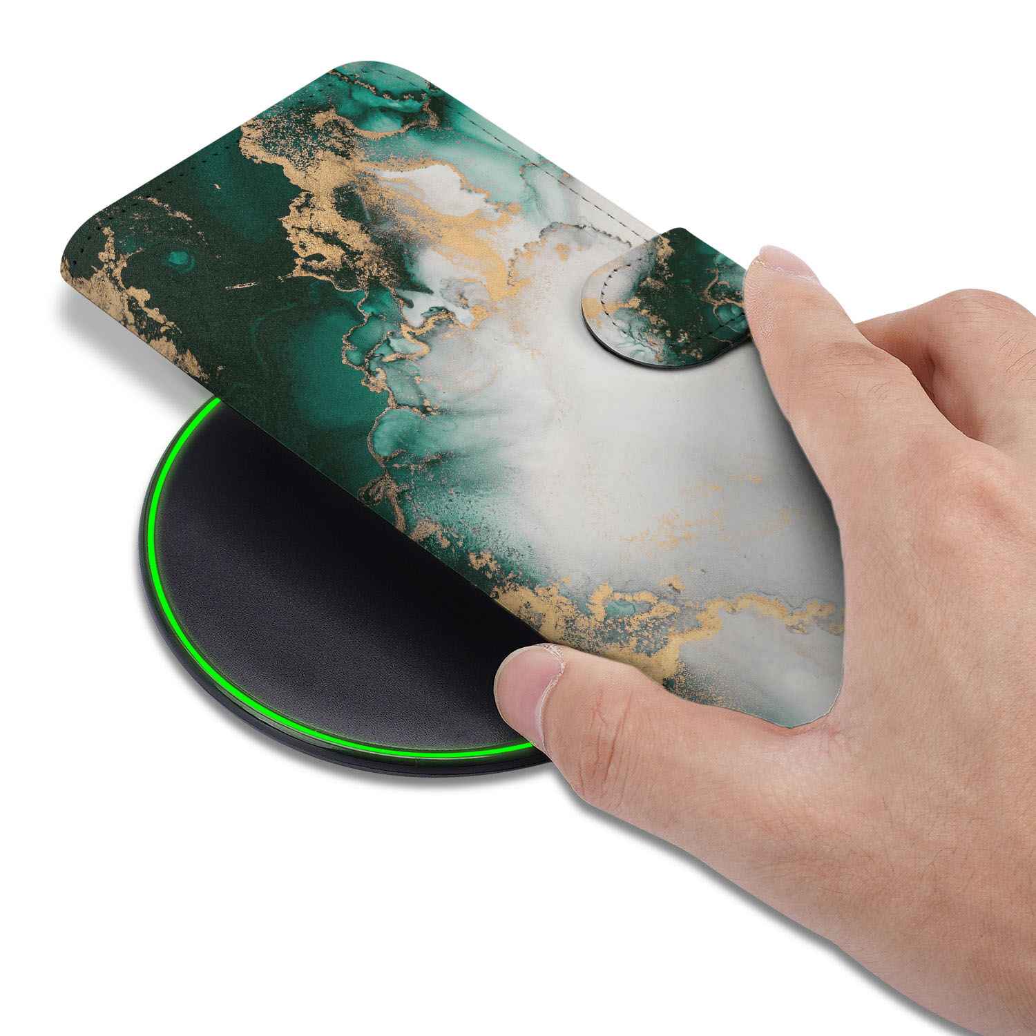 Hand met een Bookcase voor iPhone 16e Marmer Groen, geplaatst op een draadloze oplader.