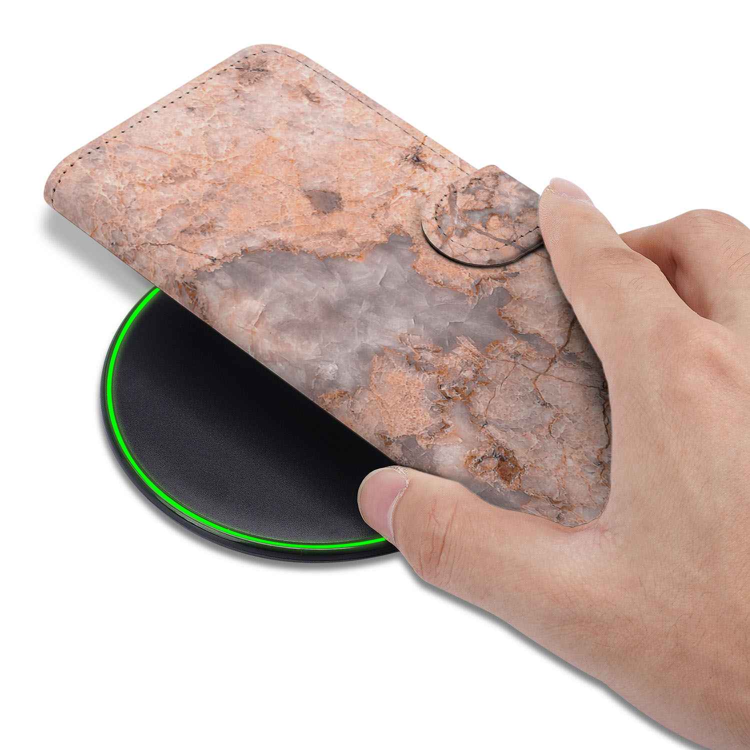 iPhone 16e Bookcase Marmer Oranje in hand, op een draadloze oplader met groen accent