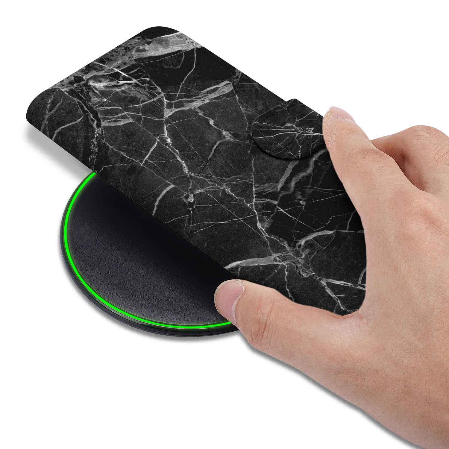 iPhone 16e Bookcase Marmer Zwart - Origineel Cadeau Vader op een draadloze oplader met hand in beeld.