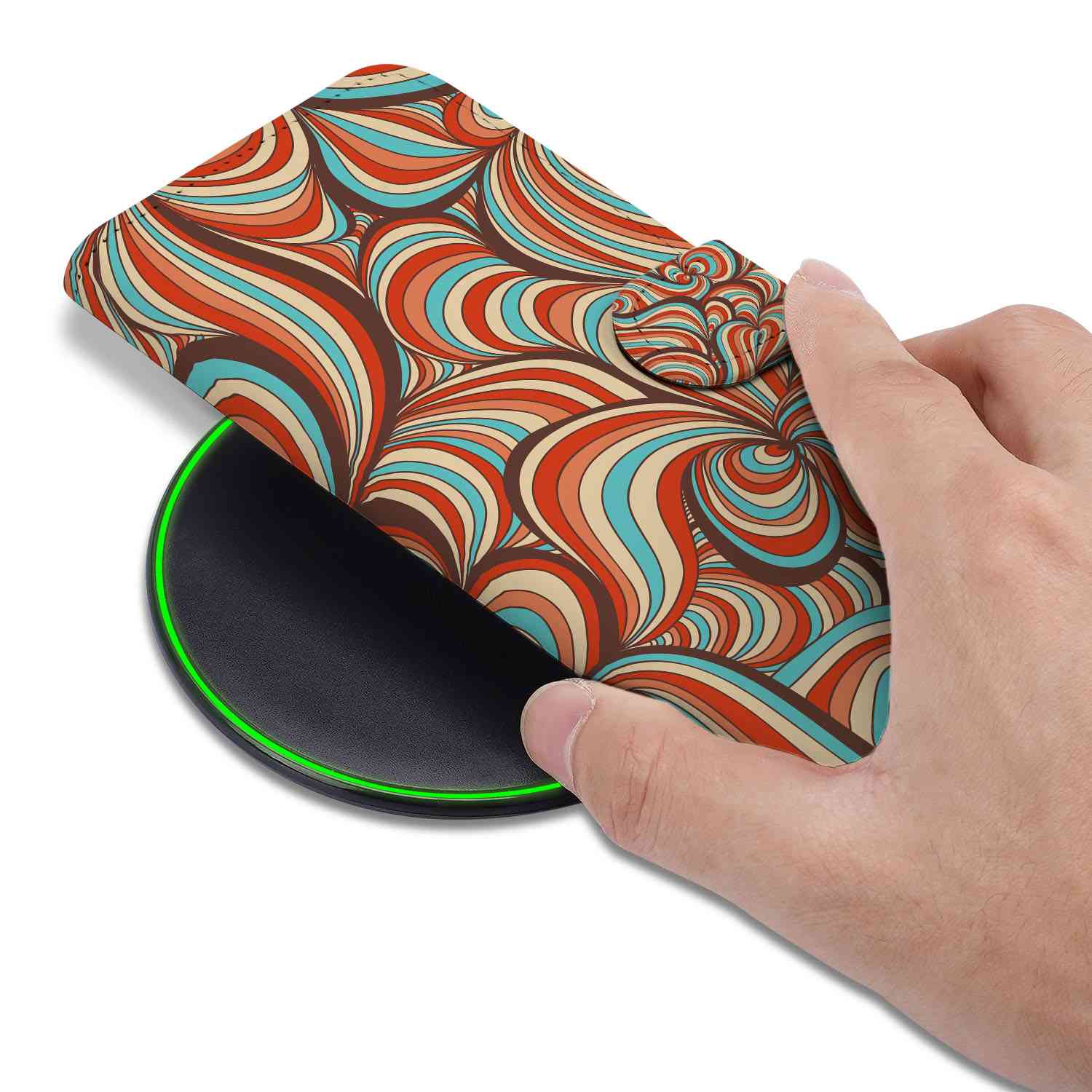 Persoon met een hand die een iPhone 16e Hoesje Retro met kleurrijke patronen op een draadloze oplader plaatst.