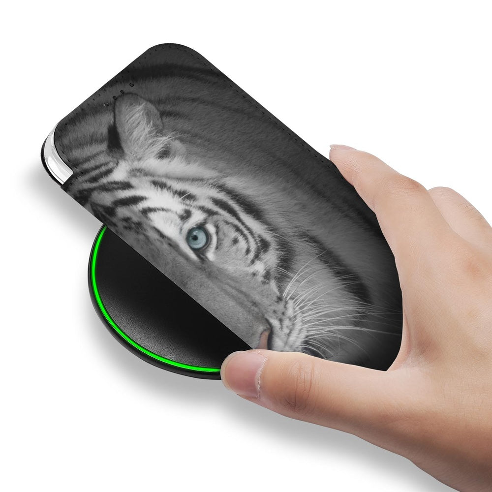 Telefoonhoesje Apple iPhone 17 Pro Max Tijger tijgerprint boekhoes hand aanzicht