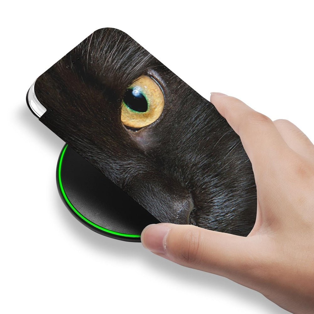 iPhone 17 Pro Max Book Wallet Case Zwarte Kat design kattenoog hand aanzicht