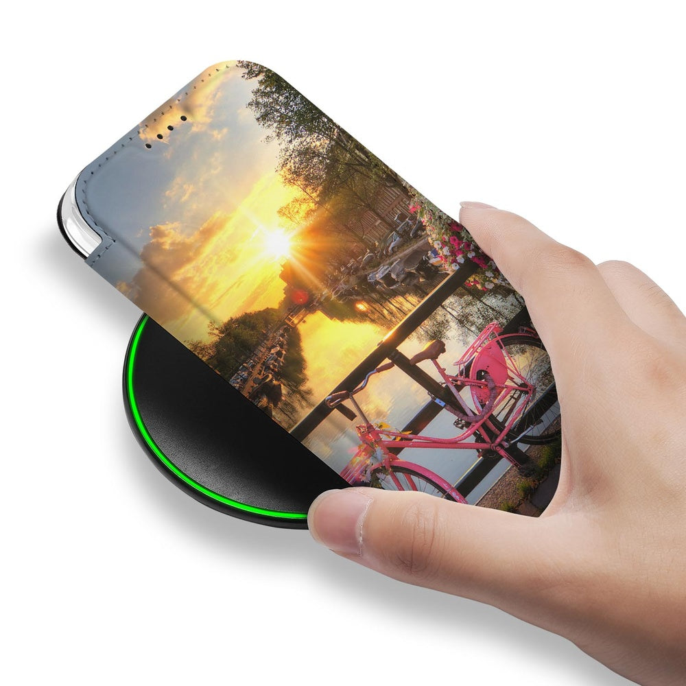 Apple iPhone 17 Pro Book Cover Amsterdamse Grachten hand met hoesje op draadloze oplader