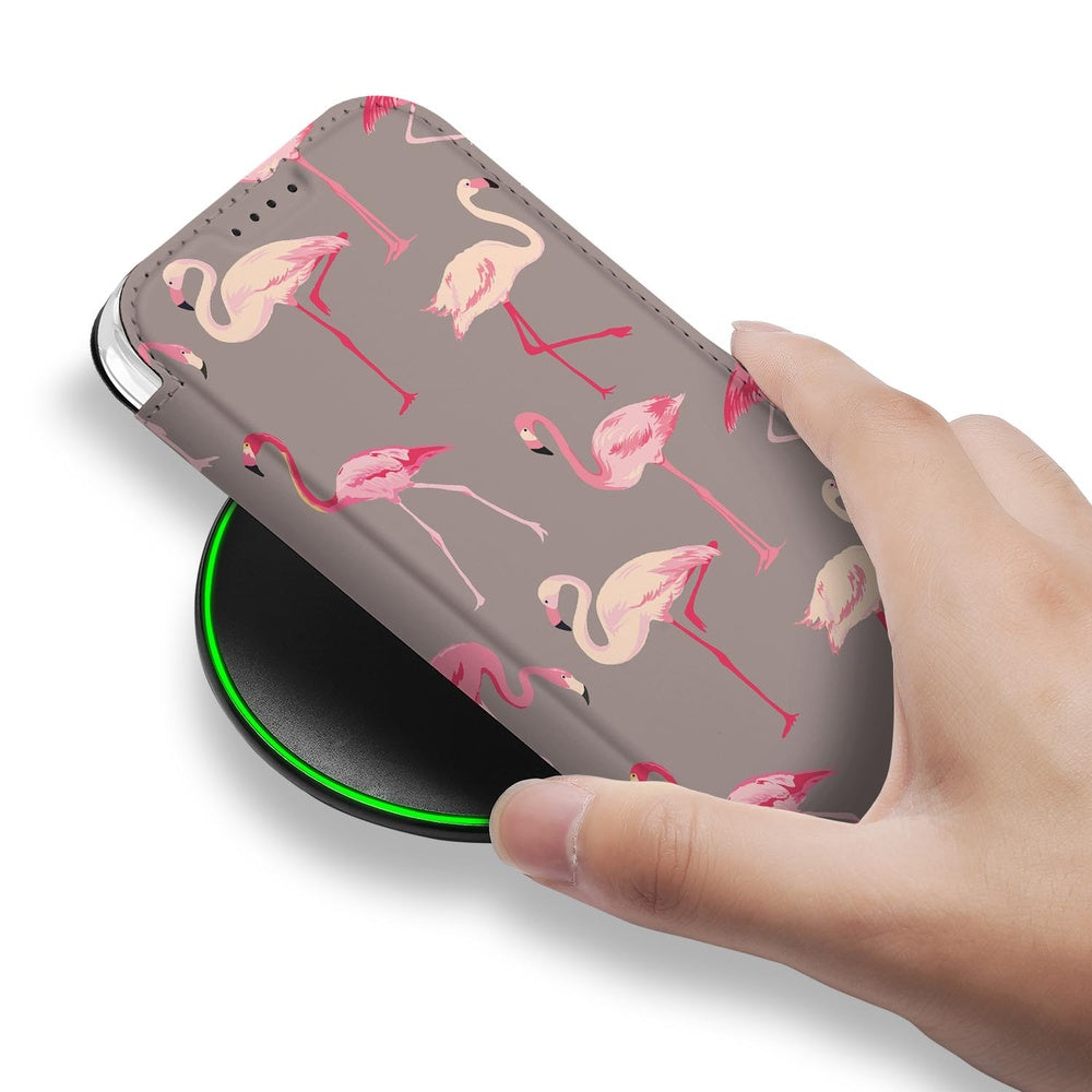 Apple iPhone 17 Pro Flip Style Cover Flamingo flamingo hoesje taupe roze hand