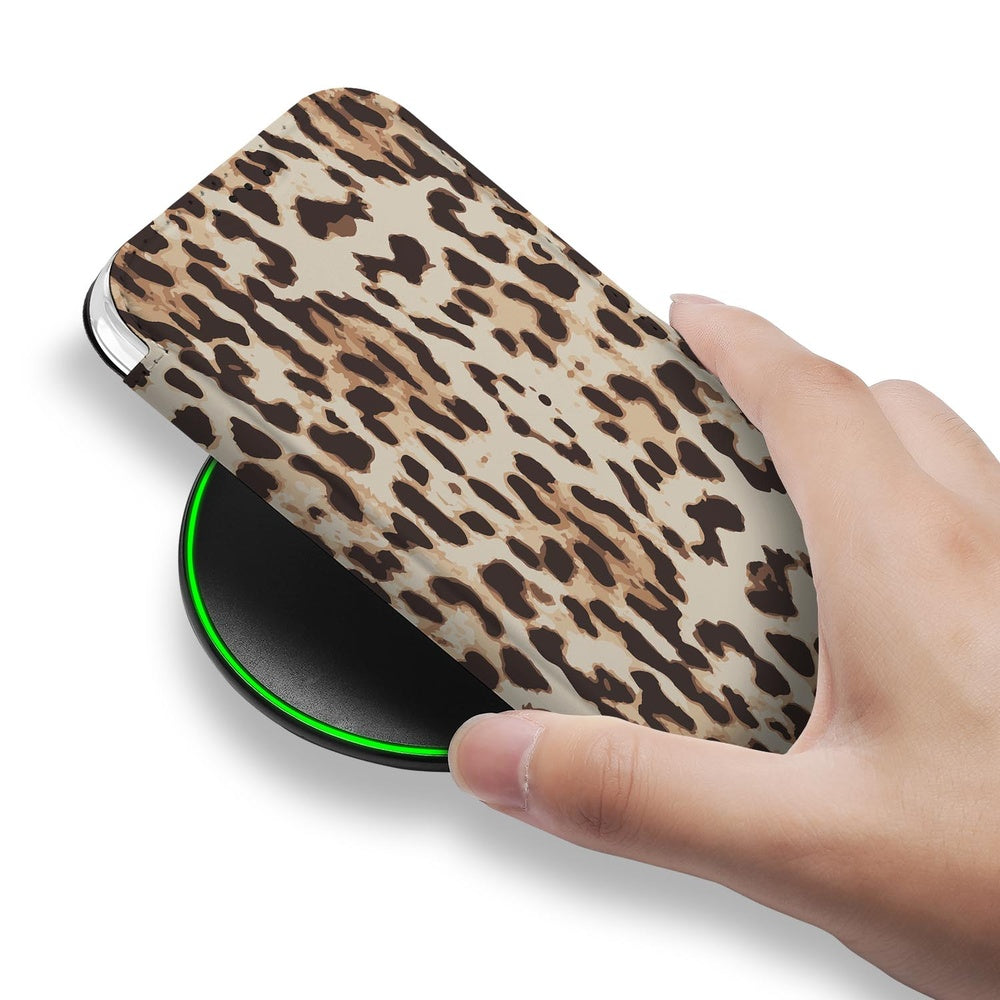 Apple iPhone 17 Pro Telefoonhoesje Leopard draadloos opladen close-up