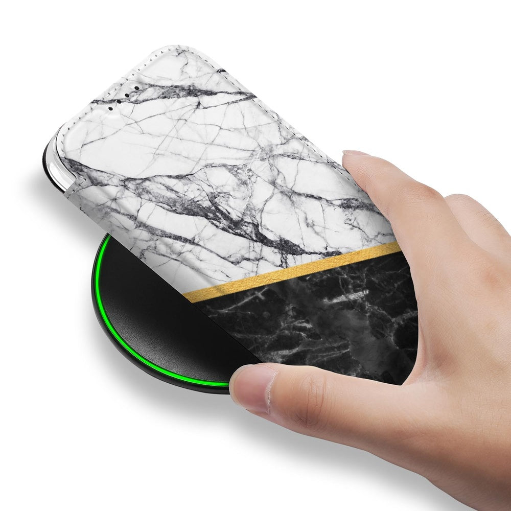 Book Case Apple iPhone 17 Pro Marble White Black design marmer hand aanzicht