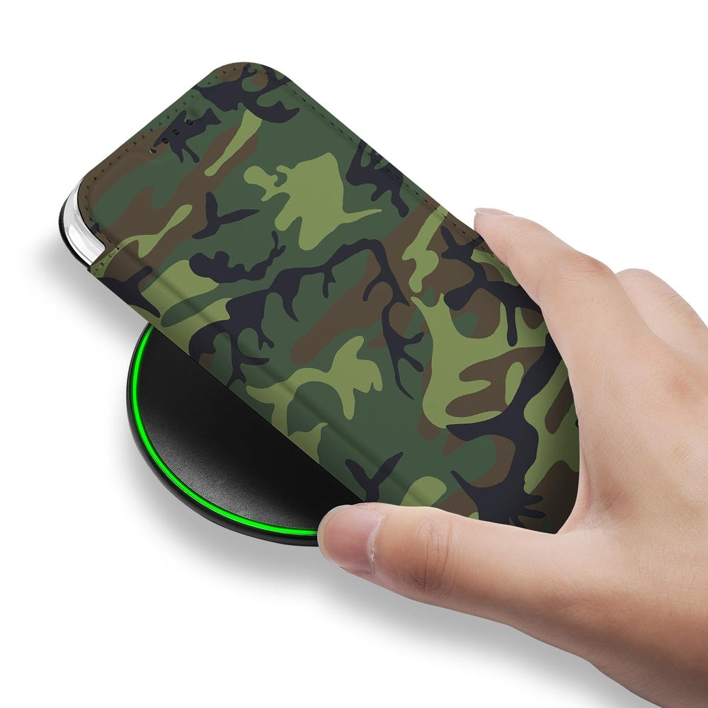iPhone 17 Bookcase Army Dark camouflage design hand op draadloze oplader