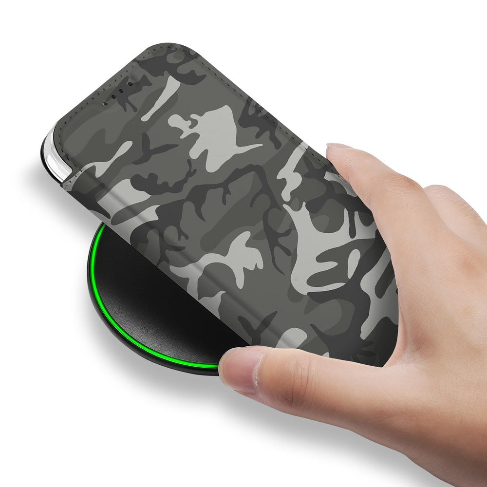 Apple iPhone 17 Telefoonhoesje Army Light camouflage design aanzicht met hand en draadloos opladen