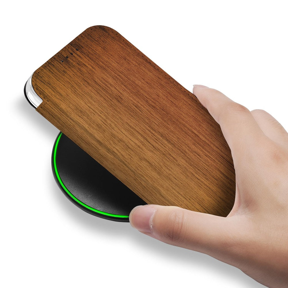 Apple iPhone 17 Wallet Case Donker Hout hand wireless oplader bovenaanzicht