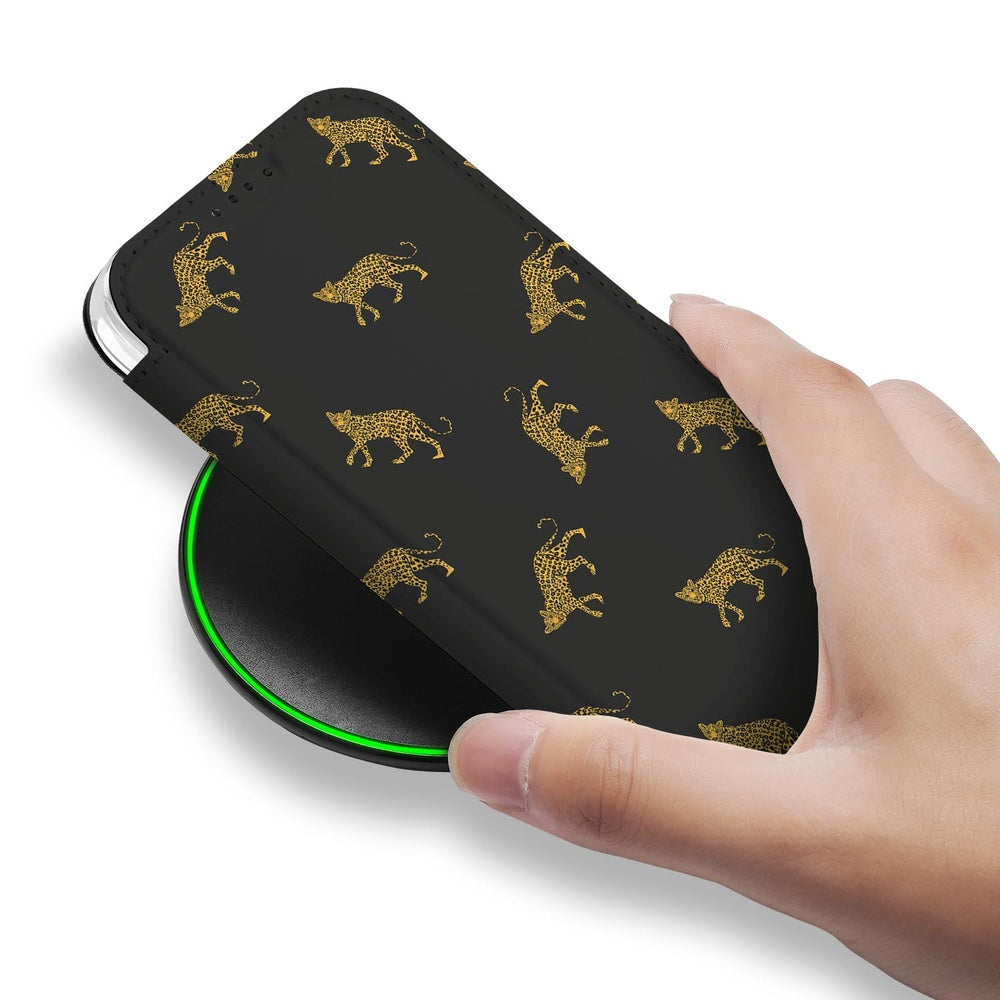 Standcase Hoesje Apple iPhone 17 Leopards leoparden design zwart goud hand aanzicht