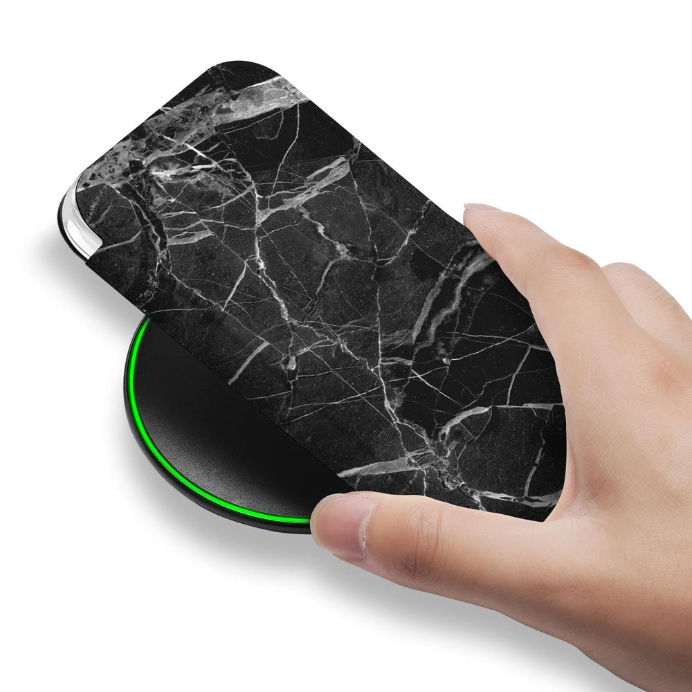 Telefoonhoesje iPhone 17 Wallet Case Marmer Zwart hand zwarte marmer smartphone opladen