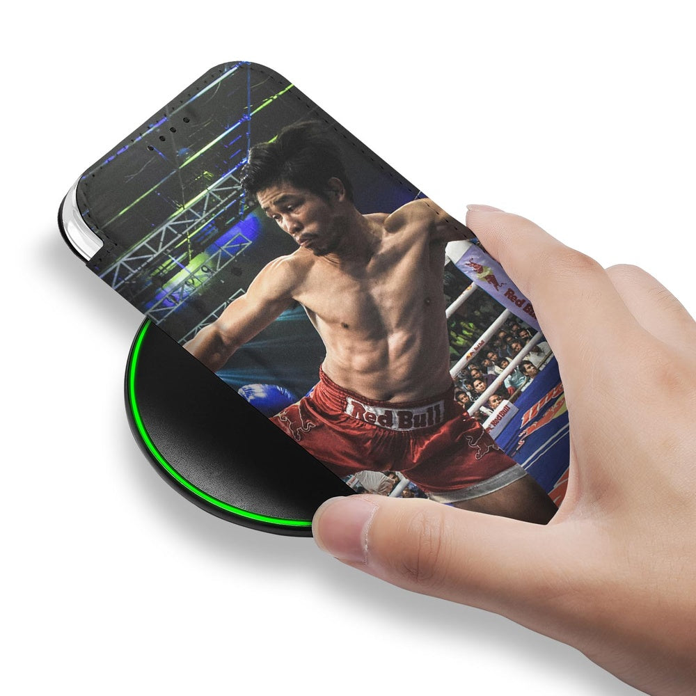 iPhone 17 Slim Bookcase Hoesje Maken met Foto Compact Uniek hand met hoesje op draadloze oplader