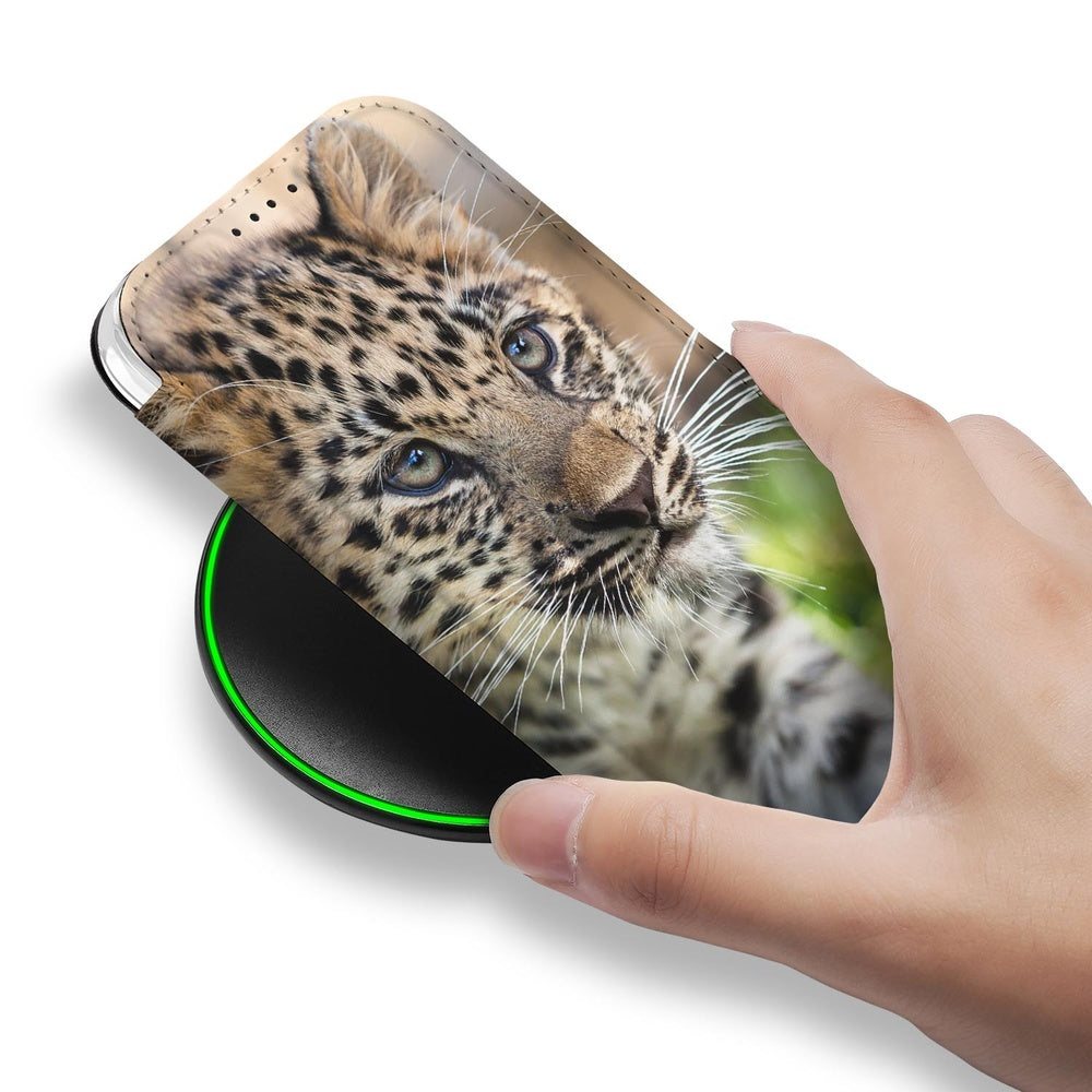 Apple iPhone Air Standcase Hoesje Baby Luipaard design baby luipaard aanzicht hand