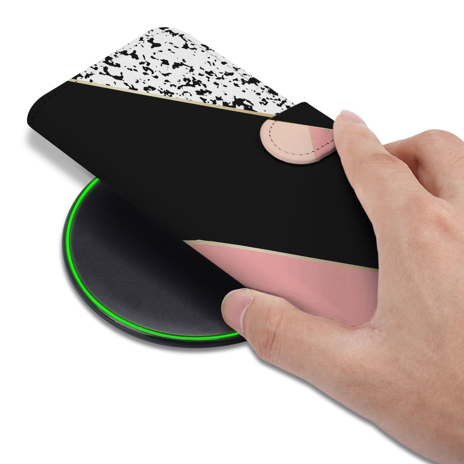 Abstract Black Pink Shapes Hoesje Voor iPhone 17 Book Case hand aanzicht