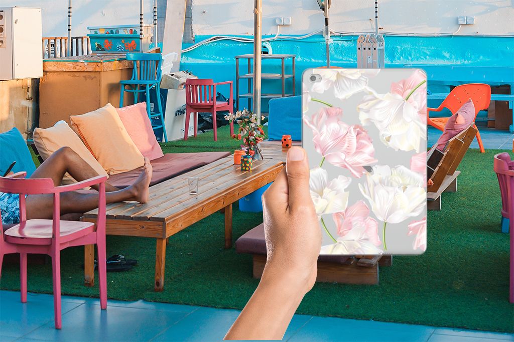 Apple iPad Mini 4 | Mini 5 (2019) Siliconen Hoesje Lovely Flowers hand houden ontwerp bloemen aanzicht