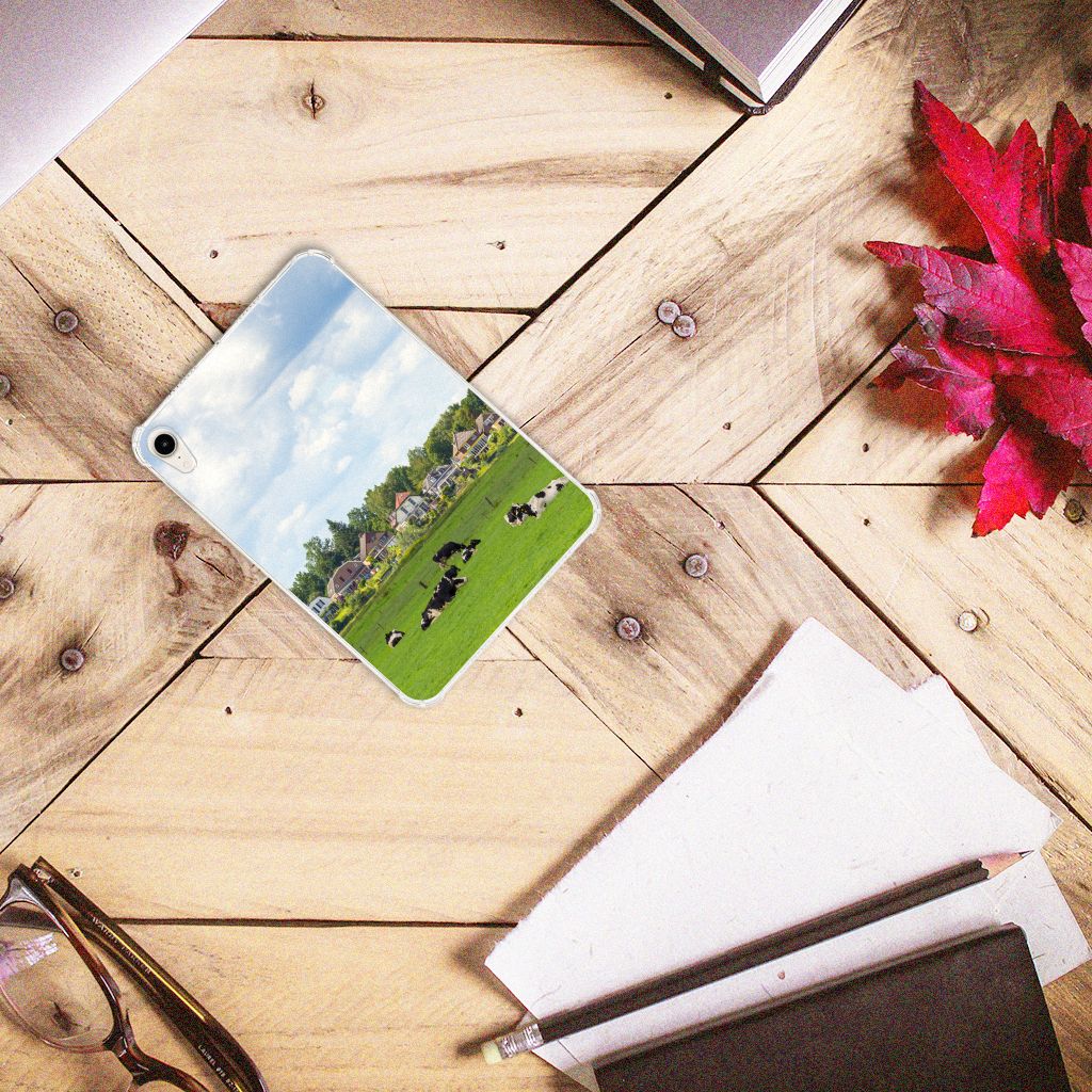 Apple iPad mini 6 (2021) Back Case Koeien met een mooie wei en grazen koeien, perfect voor je tablet.