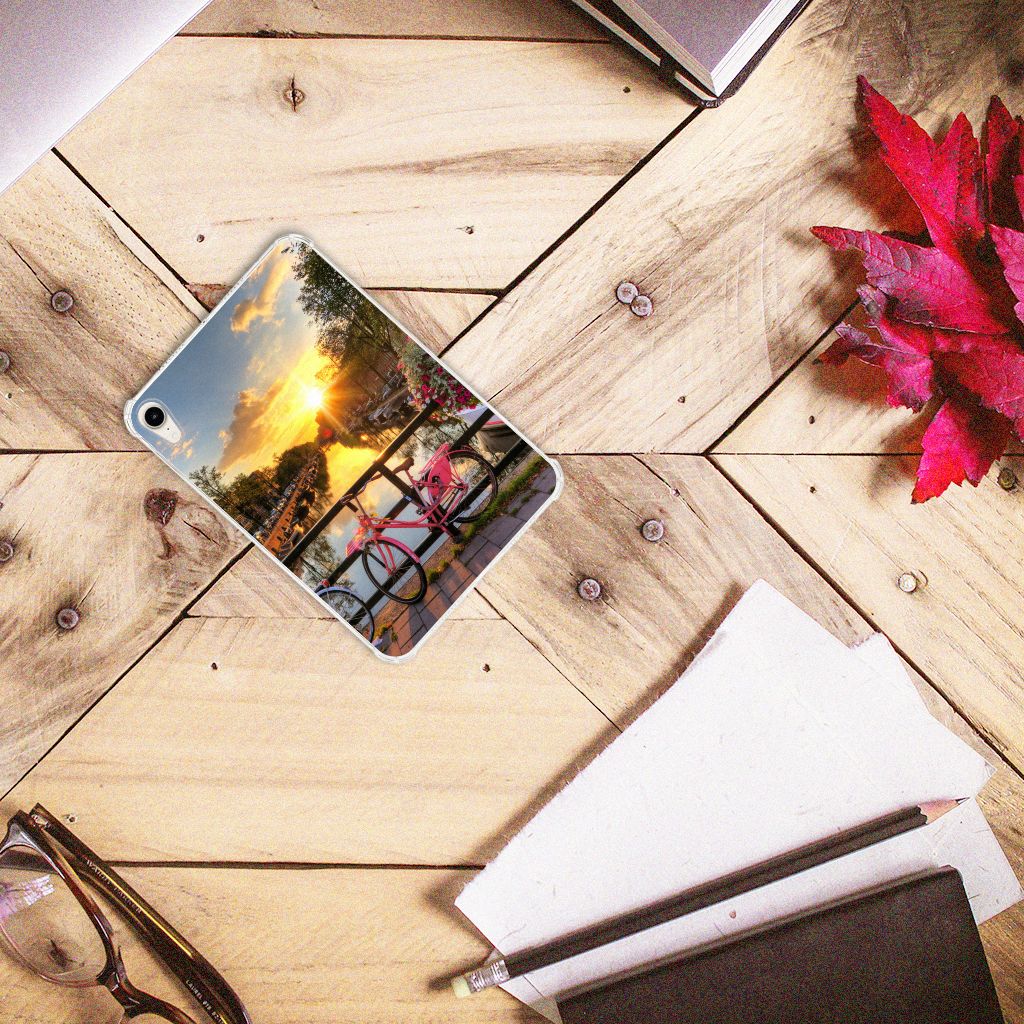 Apple iPad mini 6 (2021) Hip Hoesje Amsterdamse Grachten met zonsondergang en fietsen 🌅