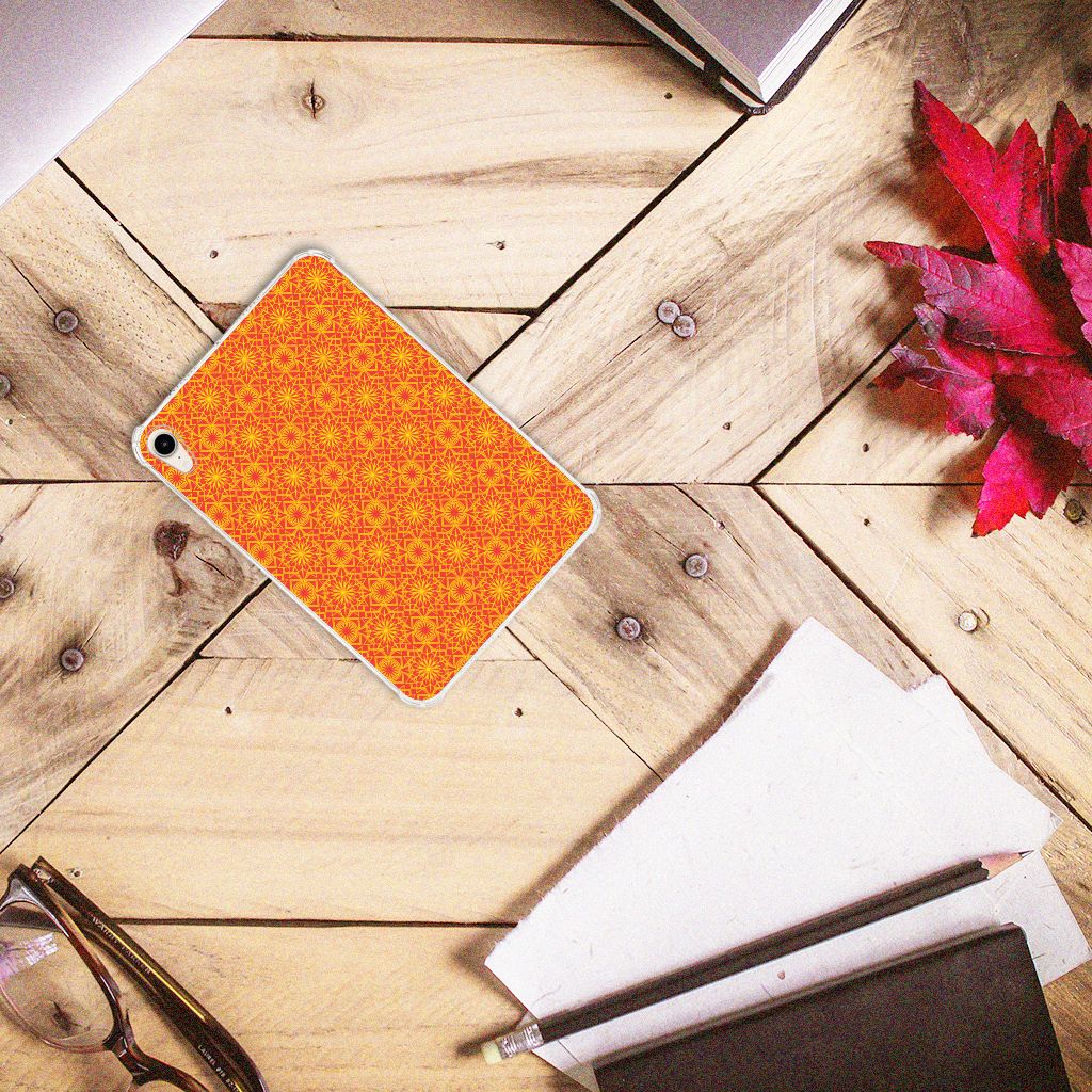 Apple iPad mini 6 (2021) Hippe Hoes Batik Oranje op houten tafel met aantekeningen en brillen.