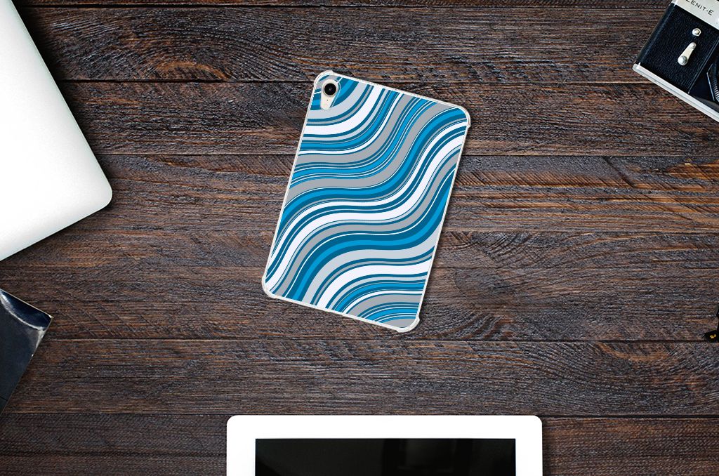 Apple iPad mini 6 (2021) Hippe Hoes Waves Blue met golvende blauwe design op een tafel.