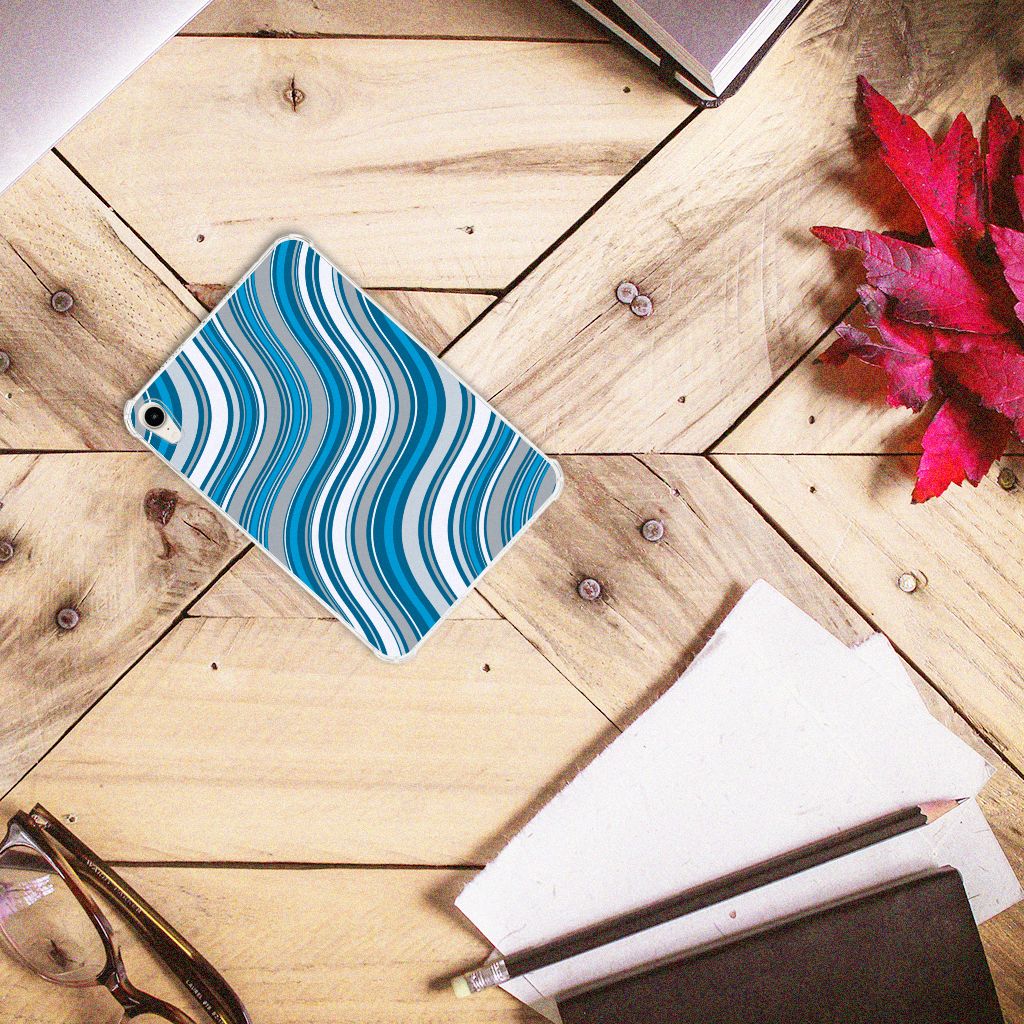Apple iPad mini 6 (2021) Hippe Hoes Waves Blue op een houten tafel met een opvallend golvend ontwerp.
