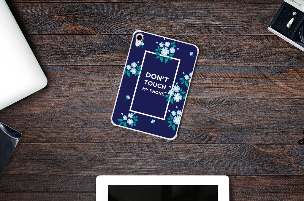 Apple iPad mini 6 (2021) Print Case Flowers Blue DTMP met Don't Touch My Phone ontwerp op een houten tafel.