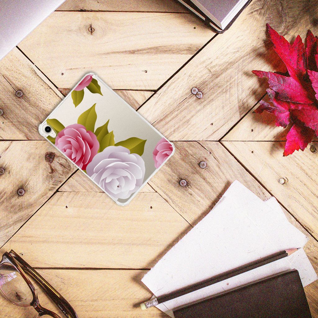 Apple iPad mini 6 (2021) Siliconen Hoesje Roses met een elegant bloemenontwerp op een houten tafel.