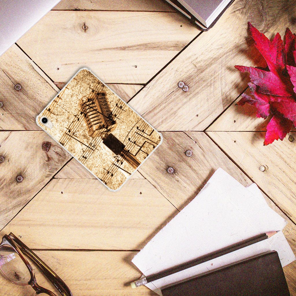 Apple iPad mini 6 (2021) Tablet Backcover met foto Bladmuziek op een houten tafel met kantoorartikelen.