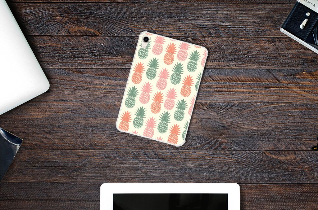 Apple iPad mini 6 (2021) Tablet Cover Ananas met vrolijke ananasprint op een houten tafel.