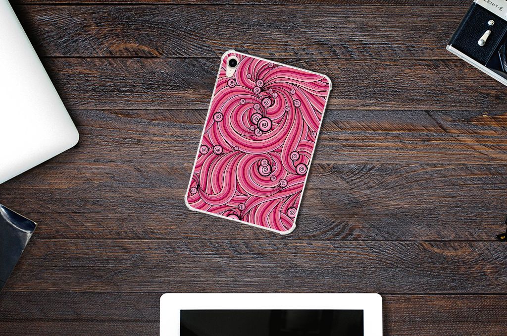 Apple iPad mini 6 (2021) Tablethoes Swirl Pink met een mooi swirl ontwerp op een houten tafel.