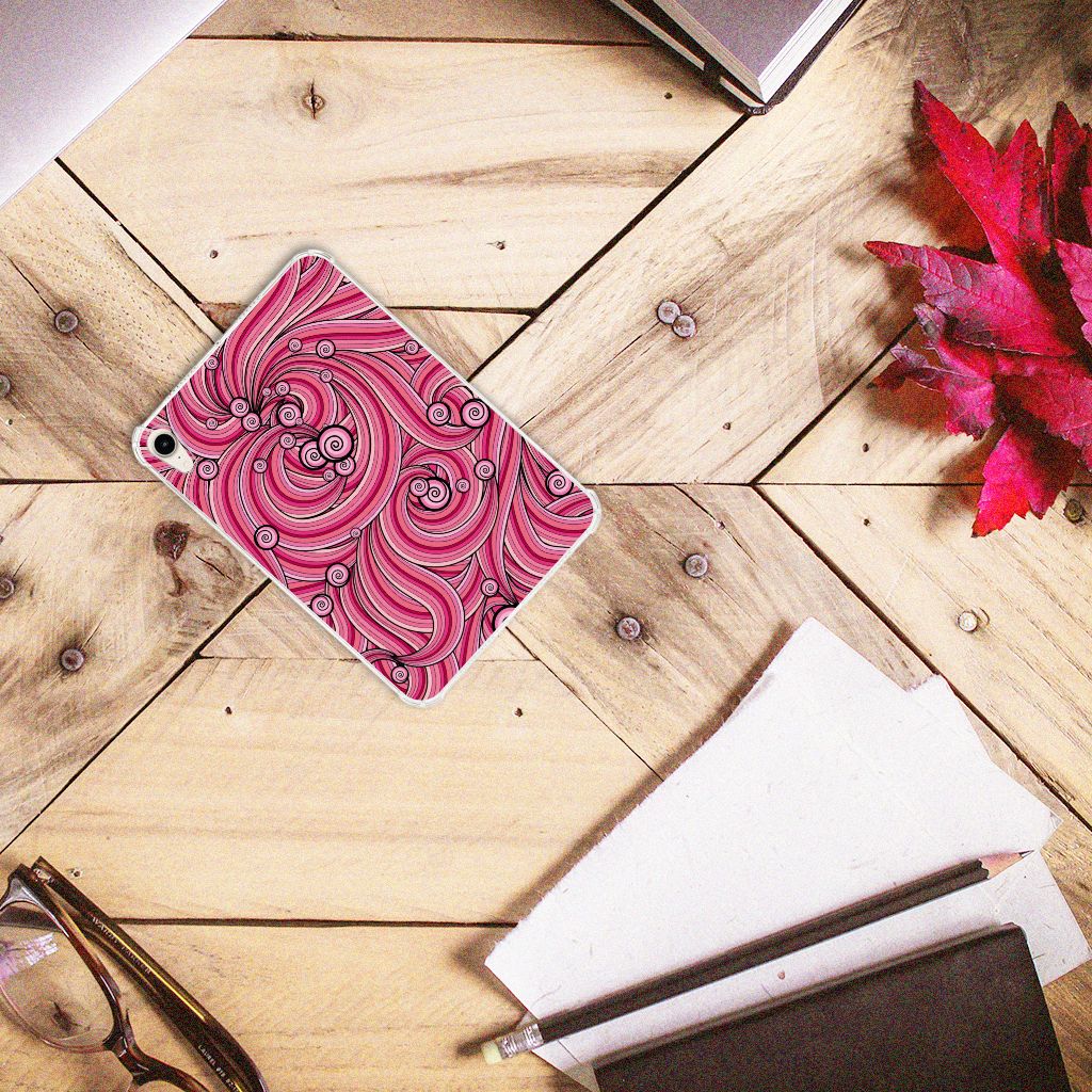 Apple iPad mini 6 (2021) Tablethoes Swirl Pink op een houten tafel met notitieblokken en brillen.