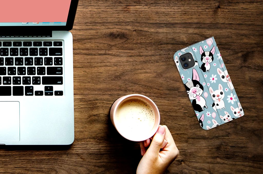 Apple iPhone 11 Hoesje maken Hondjes smartphone case design met hondjes op blauw achtergrond lifestyle.