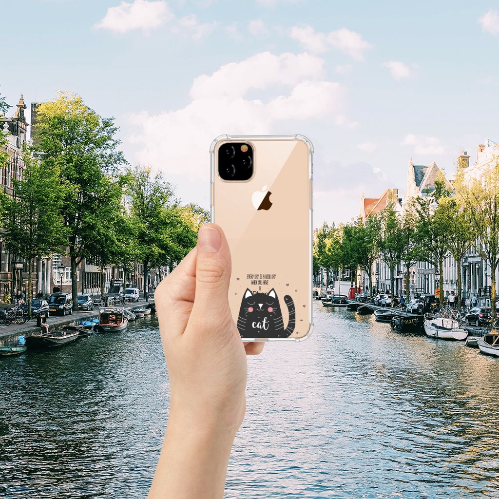 Apple iPhone 11 Pro Max Stevig Bumper Hoesje Cat Good Day in hand met uitzicht op rivier en bomen