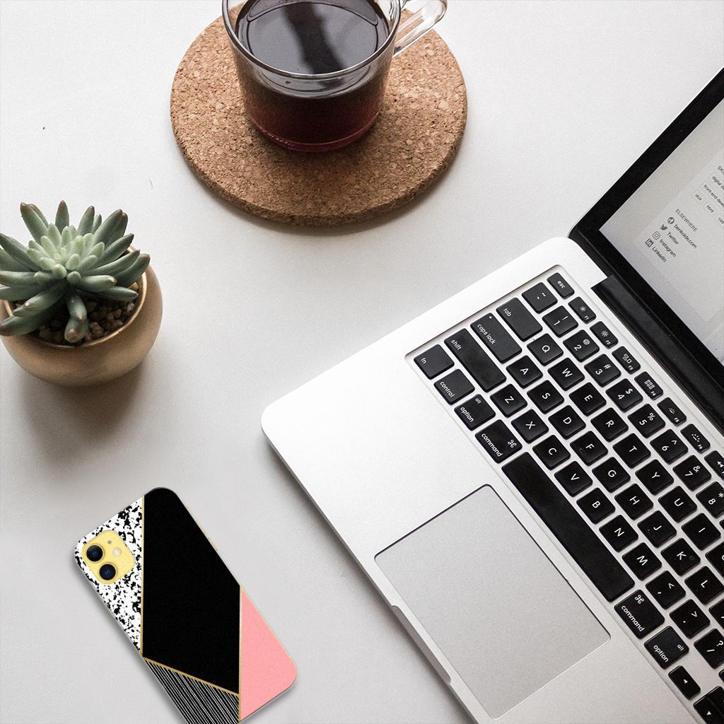 Apple iPhone 11 TPU Hoesje Zwart Roze Vormen op een bureau met laptop en koffie.
