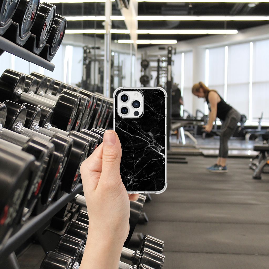 Apple iPhone 13 Pro Anti-Shock Hoesje Marmer Zwart hand met hoesje sportstudio