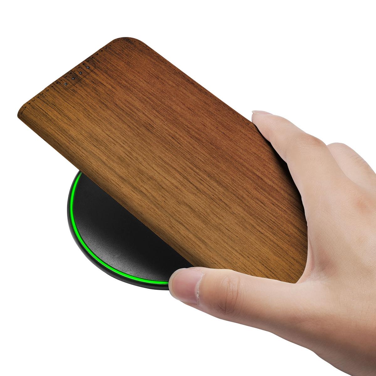 Apple iPhone 16e Book Wallet Case Donker Hout hand op draadlozen oplader