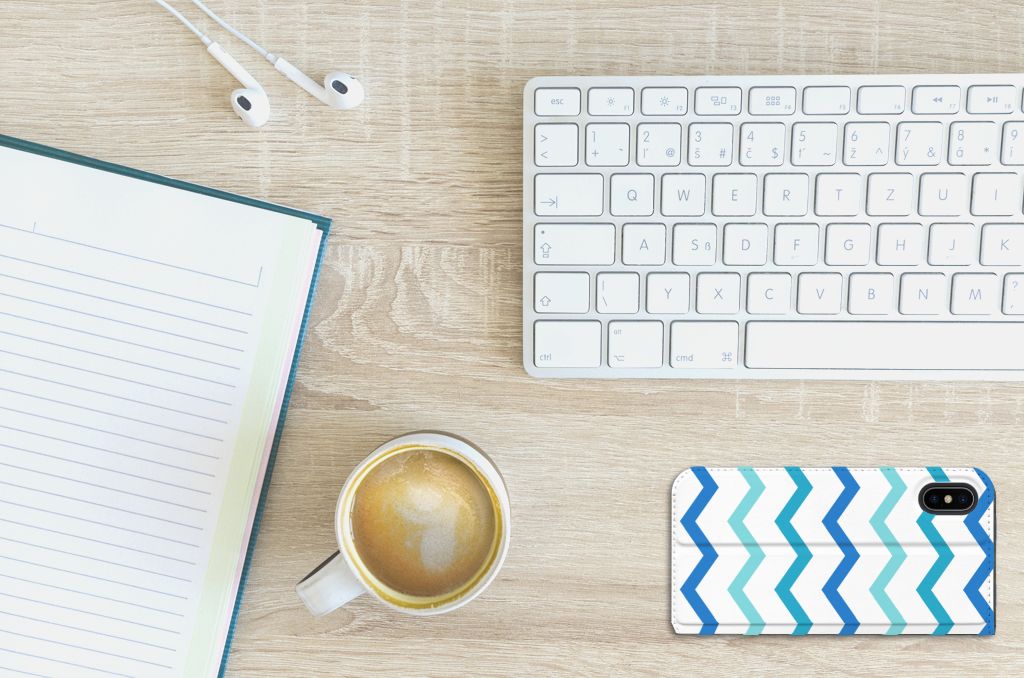 Apple iPhone X | Xs Hoesje met Magneet Zigzag Blauw zigzag design bovenaanzicht toetsenbord notitieboek koffie