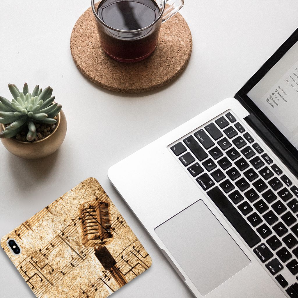 Apple iPhone Xs Max Stand Case Bladmuziek op een bureau met laptop en koffie.