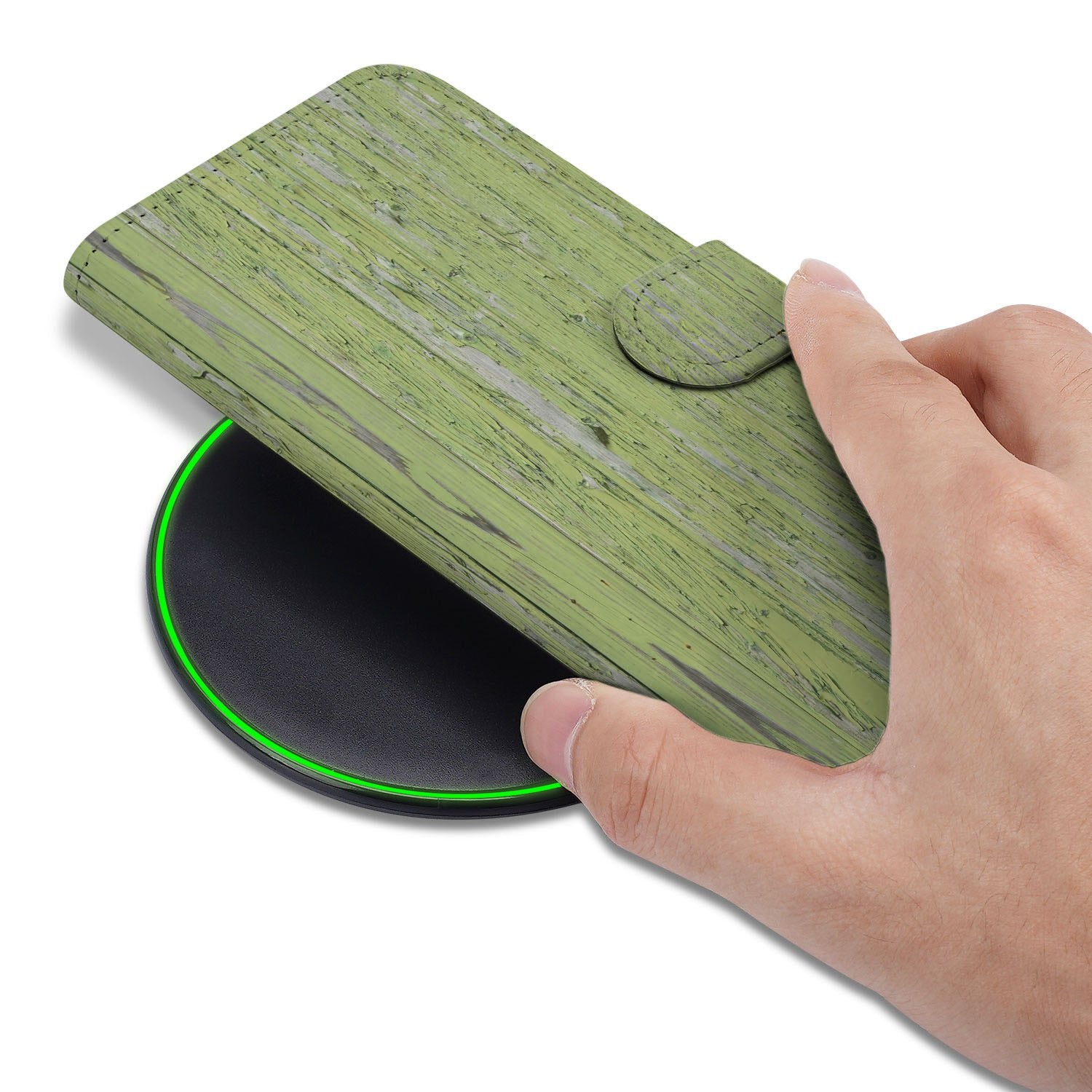Google Pixel 10 | 10 Pro | Book Case Groen Houtnerf Hand met Hoes boven Draadloze Oplader