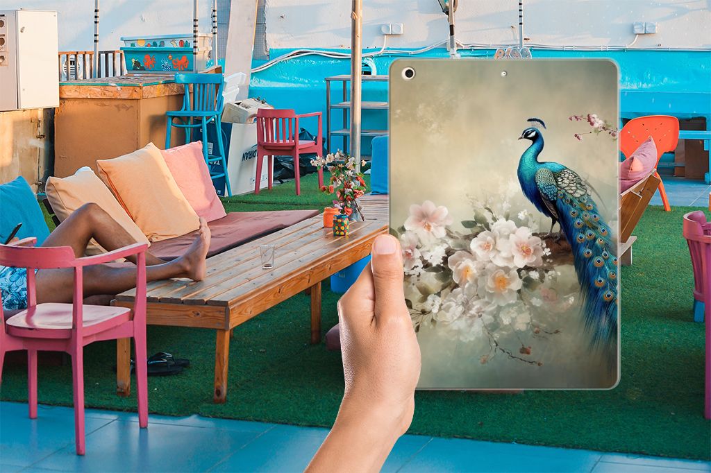 Back Case voor Apple iPad 10.2 iPad 10.2 (2020) iPad 10.2 (2021) Vintage Pauwen hand met iPad in landschap