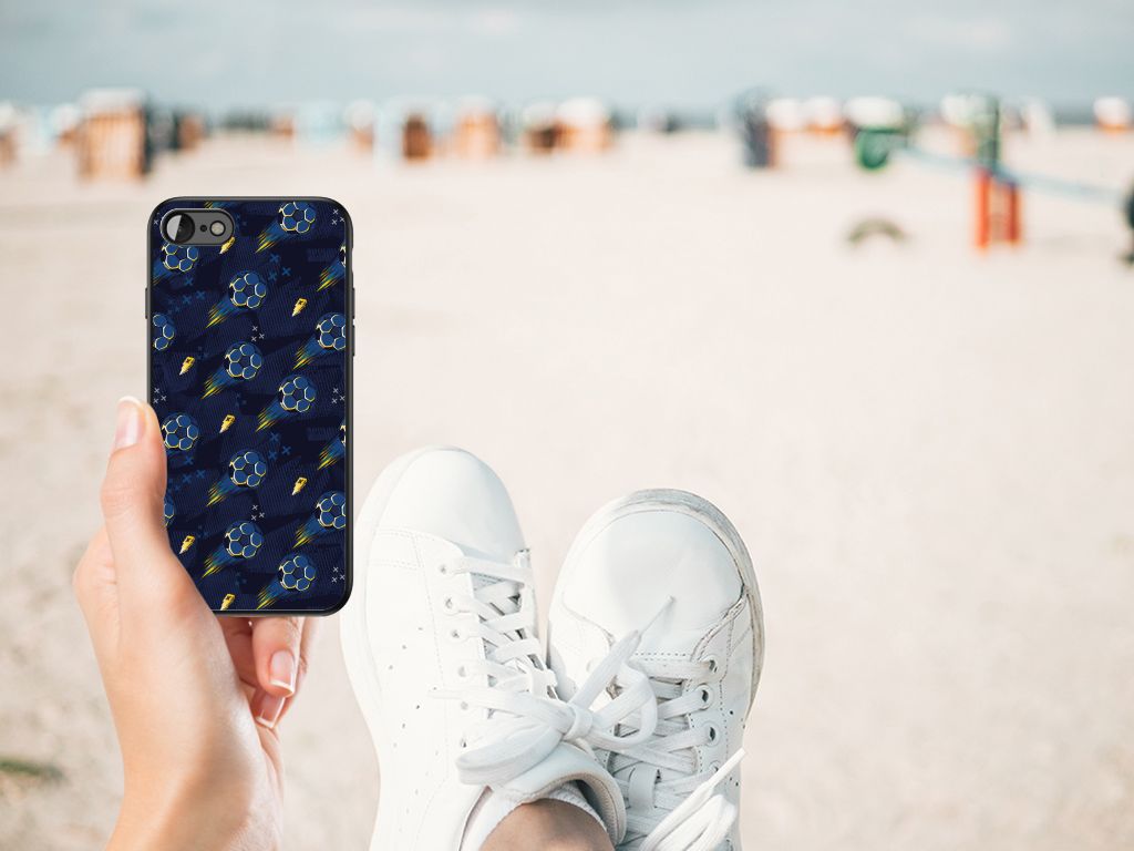 Back Case voor iPhone SE 2022 | SE 2020 | 7/8 Voetbal op een strand met sneakers