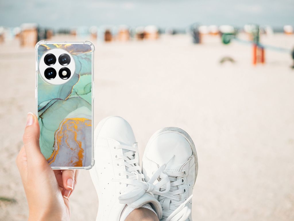 OnePlus 11 Back Cover voor OnePlus 11 Watercolor Mix hand met telefoon strand