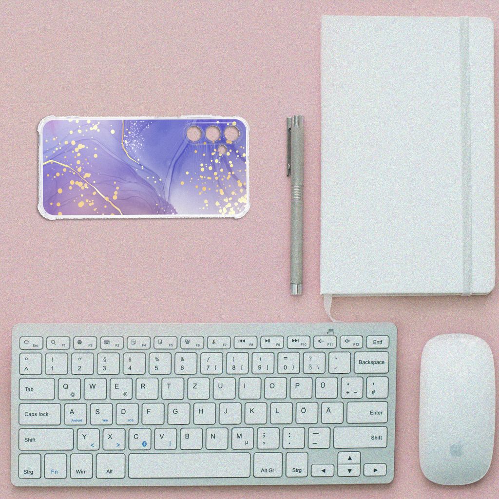 Back Cover voor Samsung Galaxy A15 Watercolor Paars naast een toetsenbord en notitieboek op een roze ondergrond.