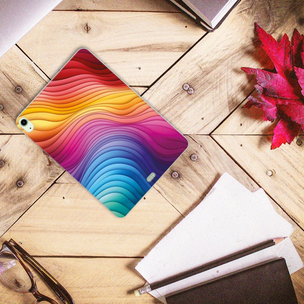 Back Cover voor iPad Air (2020/2022) 10.9 inch Regenboog met kleurrijk golfpatroon op een houten tafel 🖌️